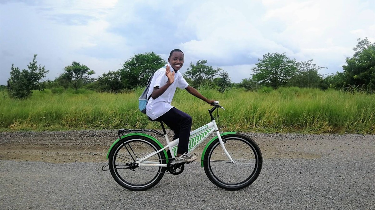 MENINA NO GRAU DE BIKE SEM A MÃO