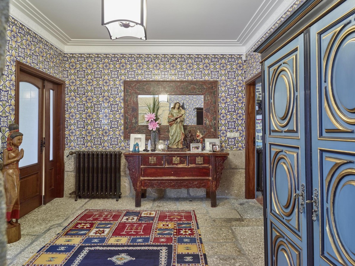 Compra una casa de lujo en Portugal decorada con típicos azulejos.