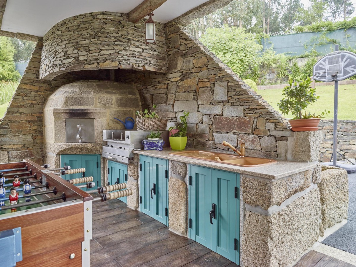 Una cocina exterior totalmente equipada es perfecta para entretener y comer al aire libre