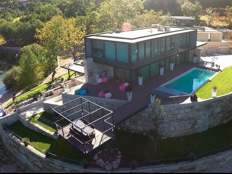 Due lati interi della proprietà sono fatti interamente di vetrate