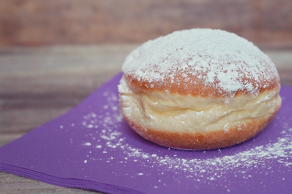 This egg cream filled doughnut will be the perfect beach snack / Pixabay