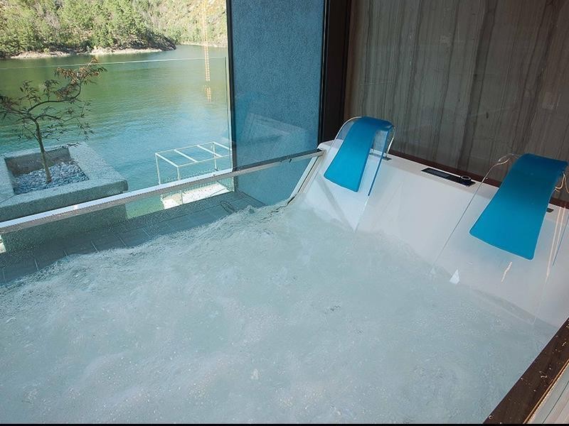 Una vasca idromassaggio per due persone con vista