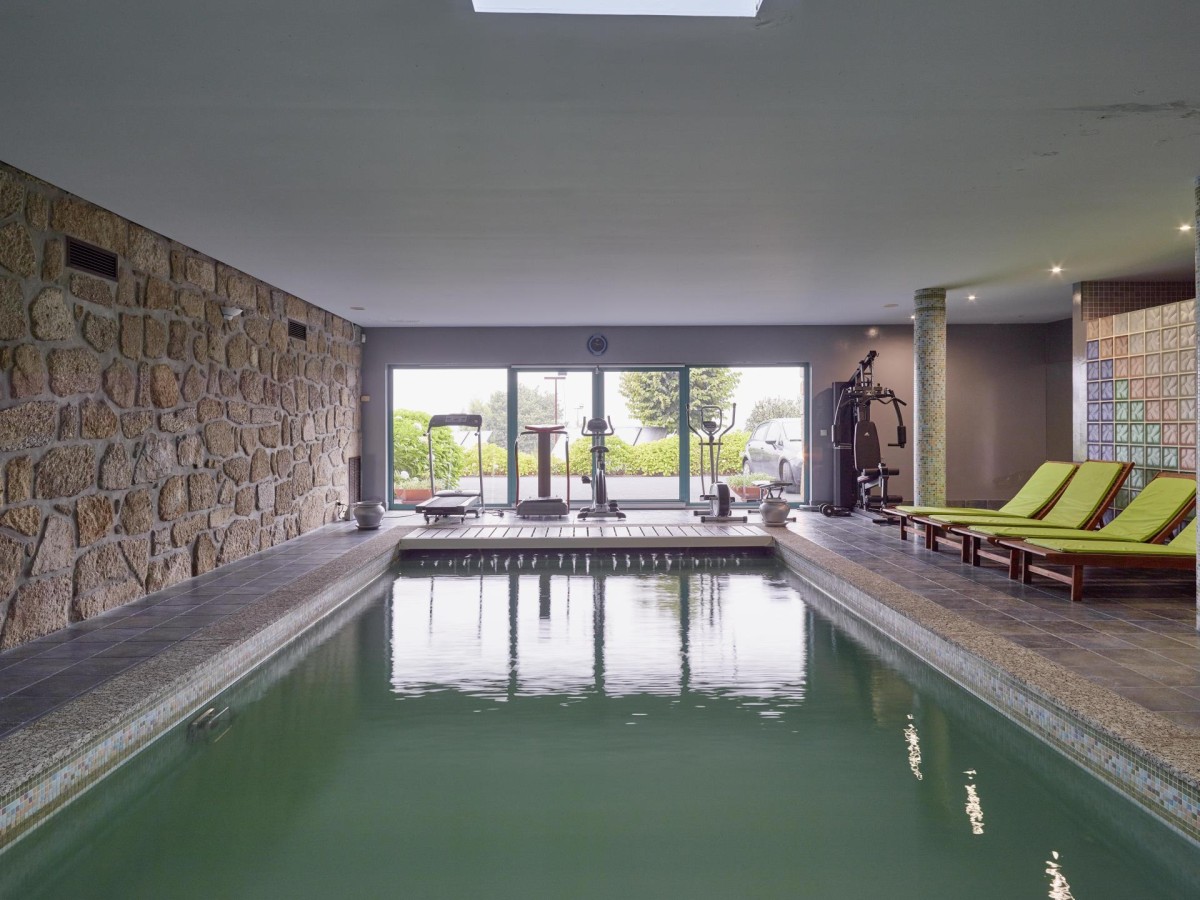 Hay una piscina climatizada y un gimnasio