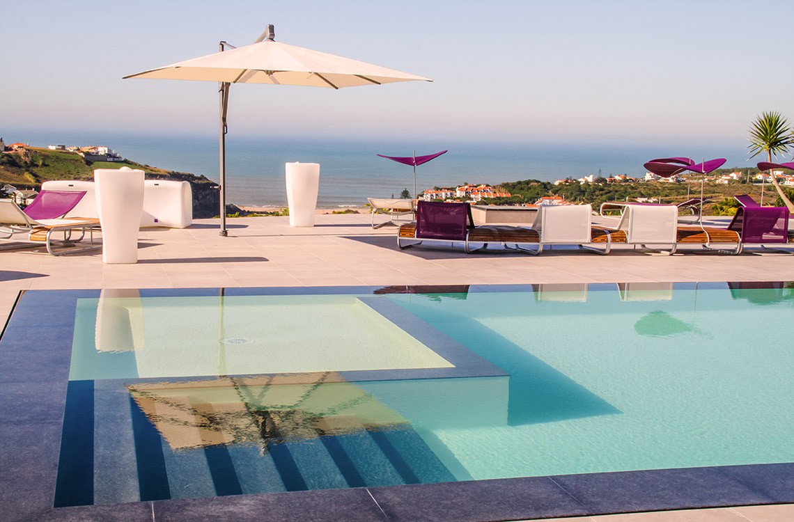 Beheizter Swimmingpool mit Meerblick