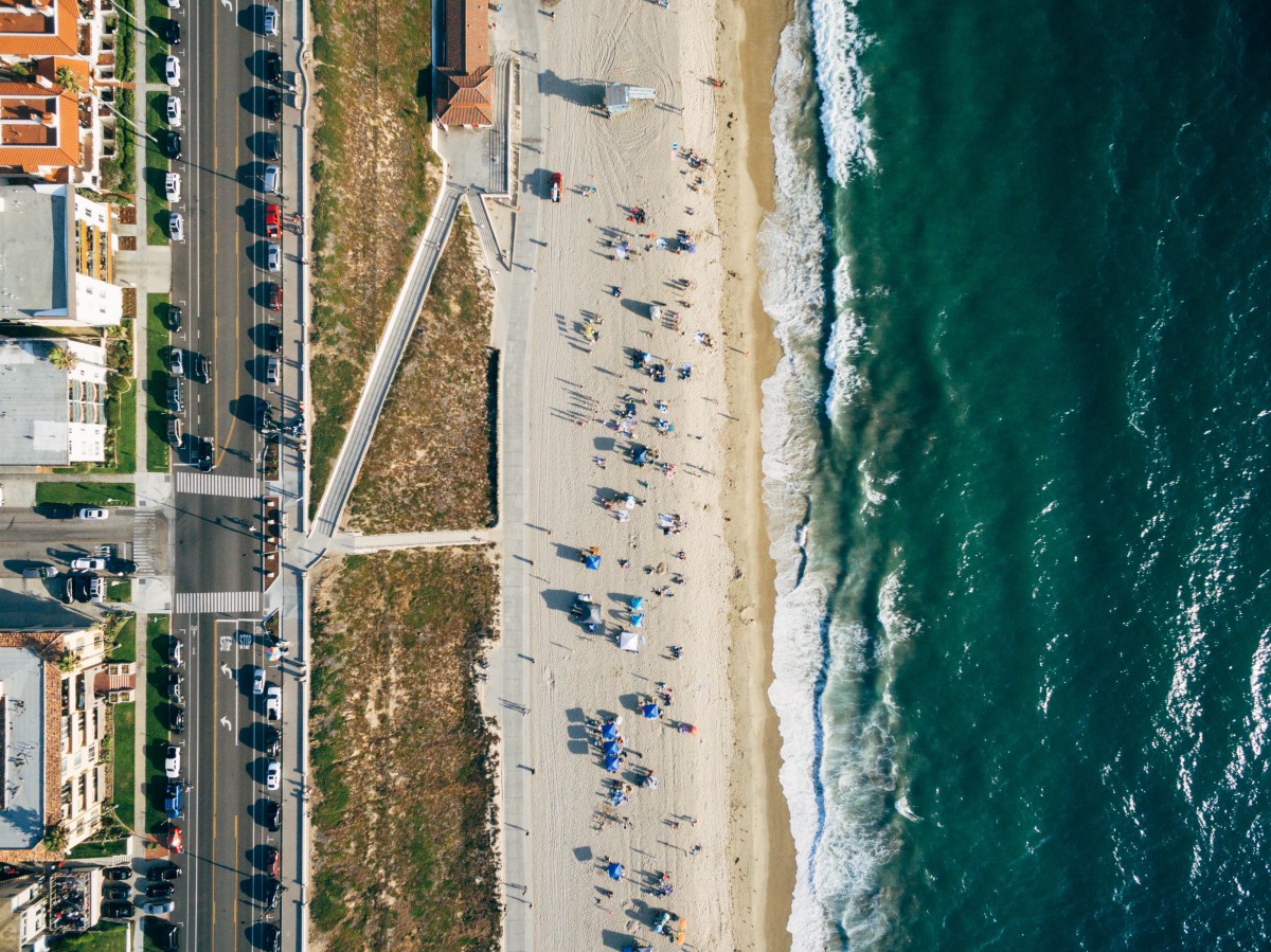 Imobiliário, turismo e finanças geram oportunidades de emprego no verão