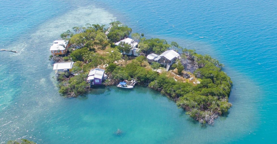 Esta ilha no Belize está à venda e custa menos que muitos T1 em Lisboa...