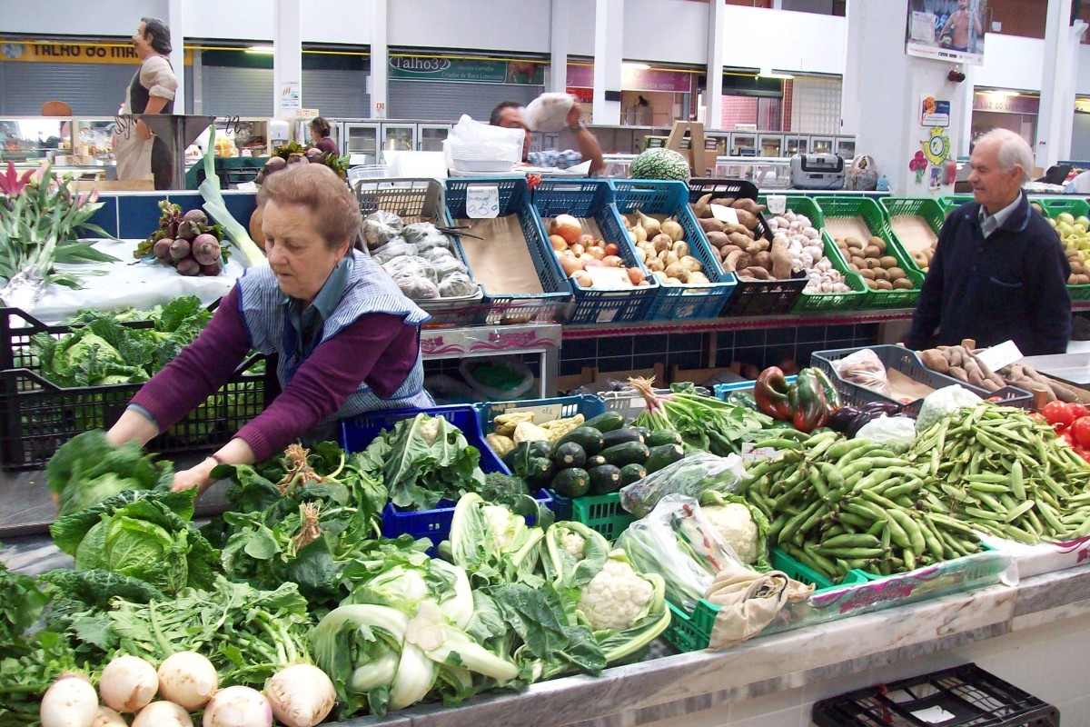 Un puesto de verduras tradicionales en el Mercado do Livramento en Setúbal 