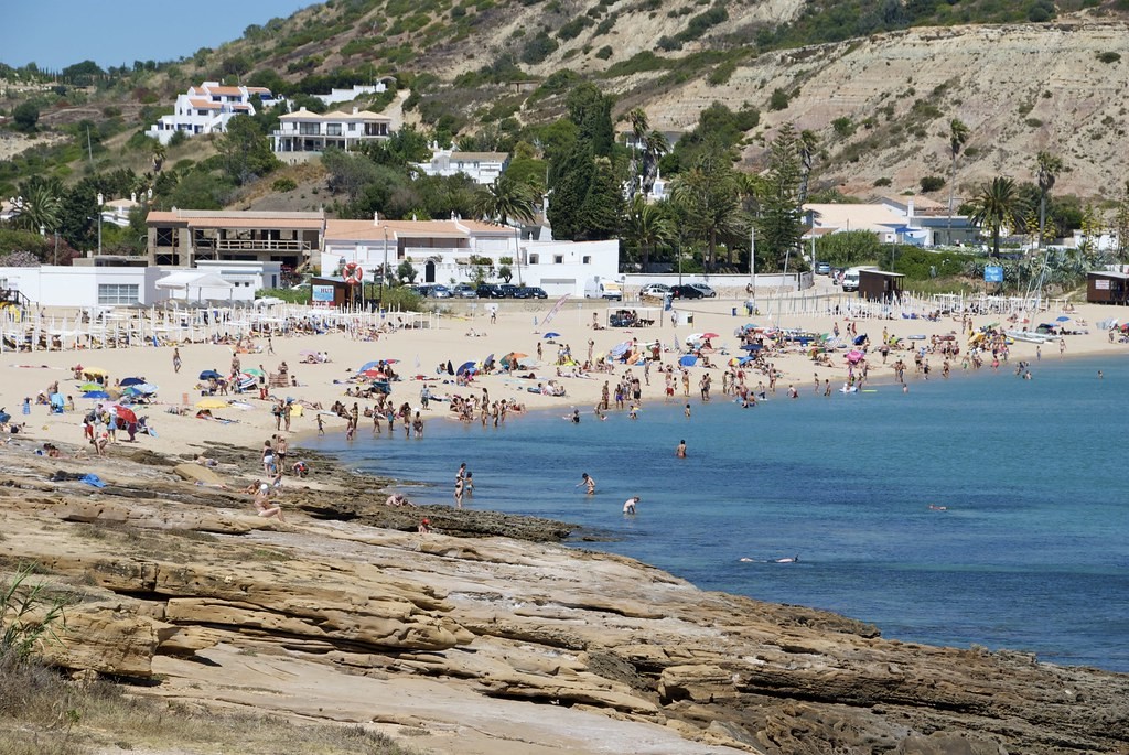 Tomar el sol y nadar en Praia da Luz es un gran plan para el verano