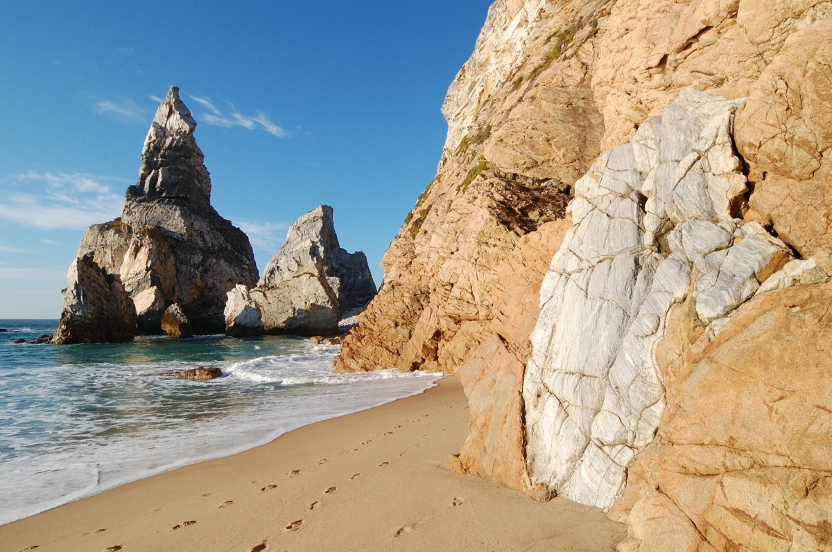 Wild beach in Sintra / Wikimedia commons