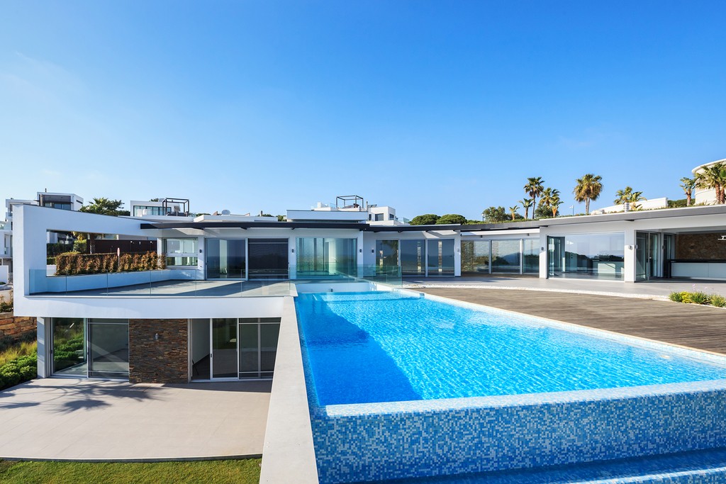 Die großen Fenster sorgen für viel natürliches Licht in dieser Luxusvilla an der Algarve