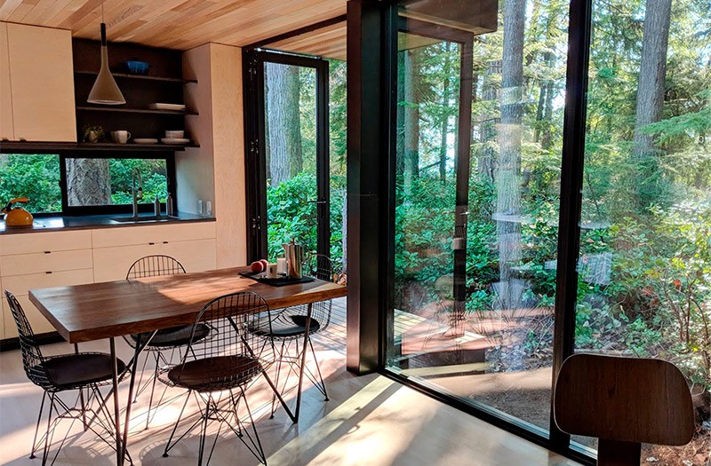 A madeira e janelas são protagonistas