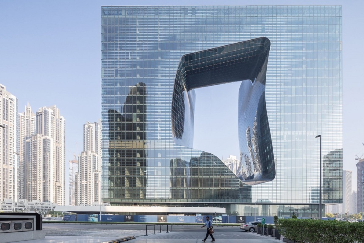 O edifício com um buraco no centro
