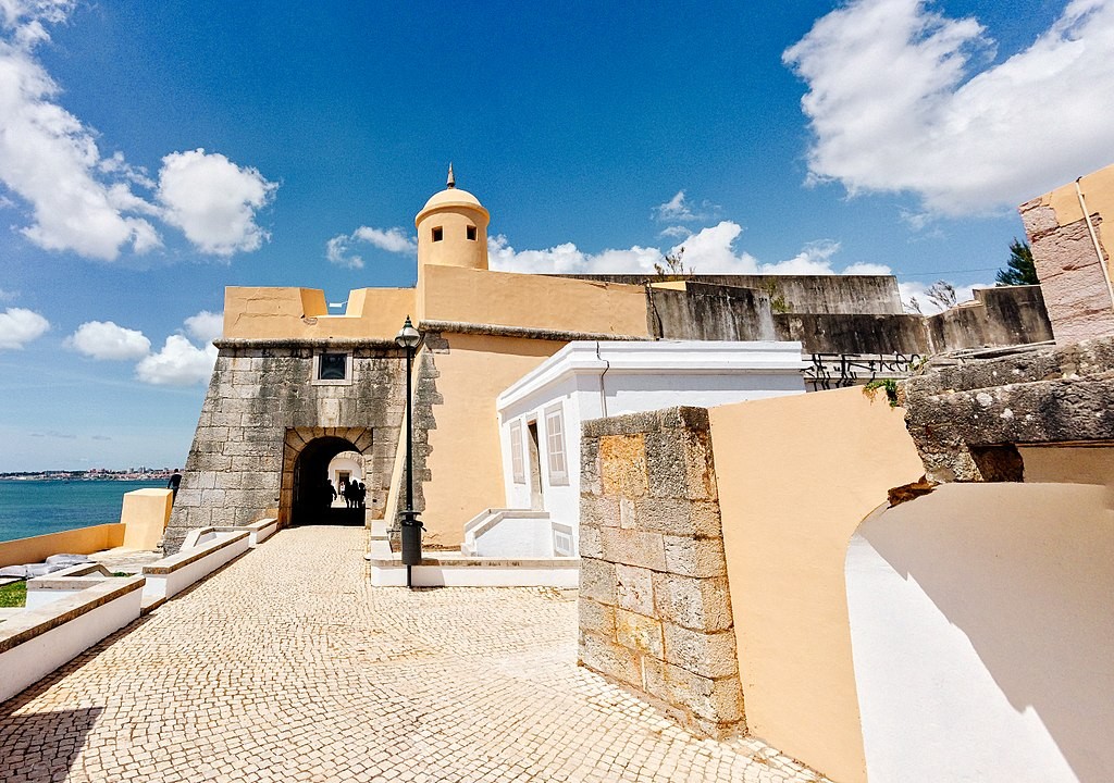 “Forte de Salazar” está à venda – e antiga sede dos espiões também (entre outros imóveis do Estado)