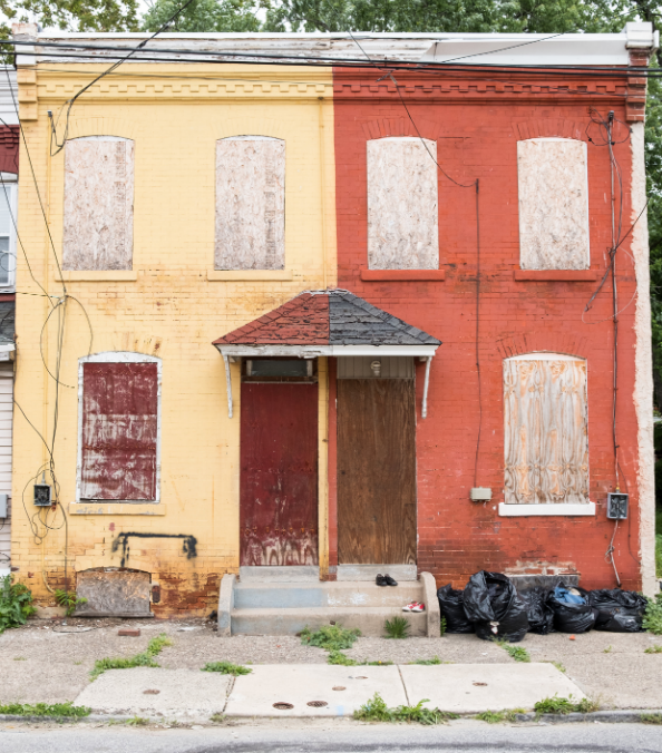 Fachada de uma casa degradada