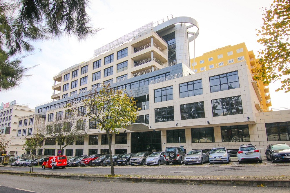 Atenção empresas: há um grande edifício de escritórios em Miraflores à procura de inquilino