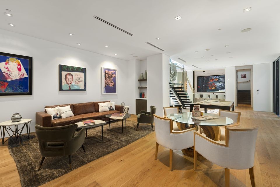 Tem 2 andares e um elevador