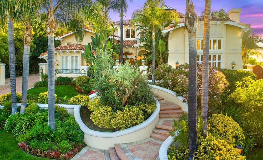 Rodeada de palmeiras