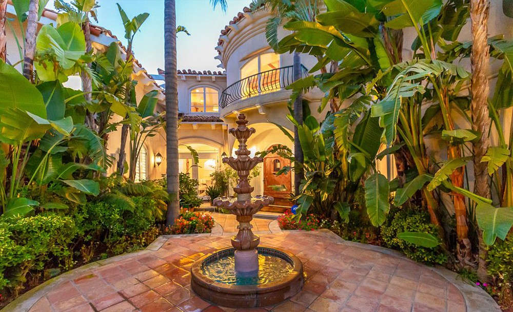 Um jardim rodeado de vegetação