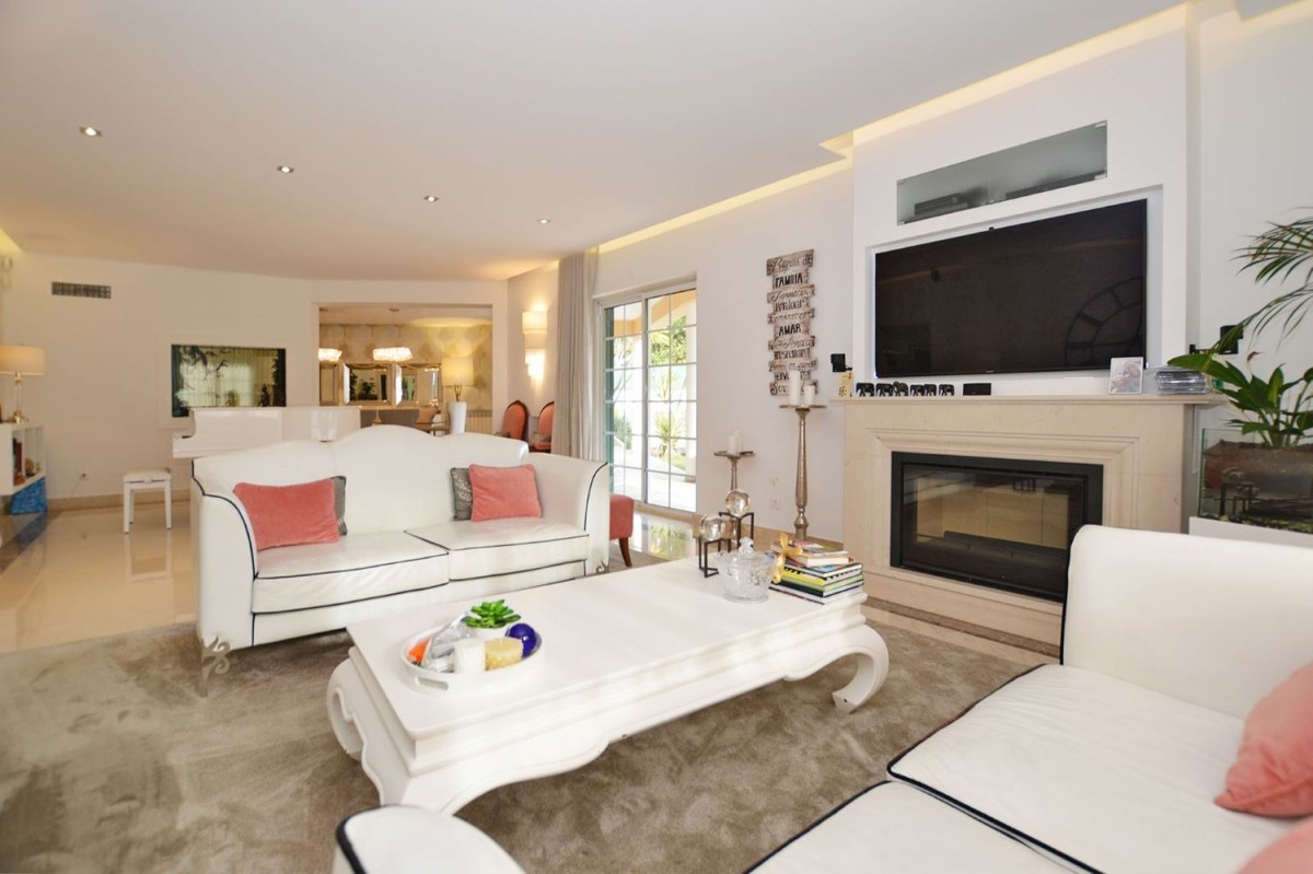 Living room decorated with elegant neutral tones