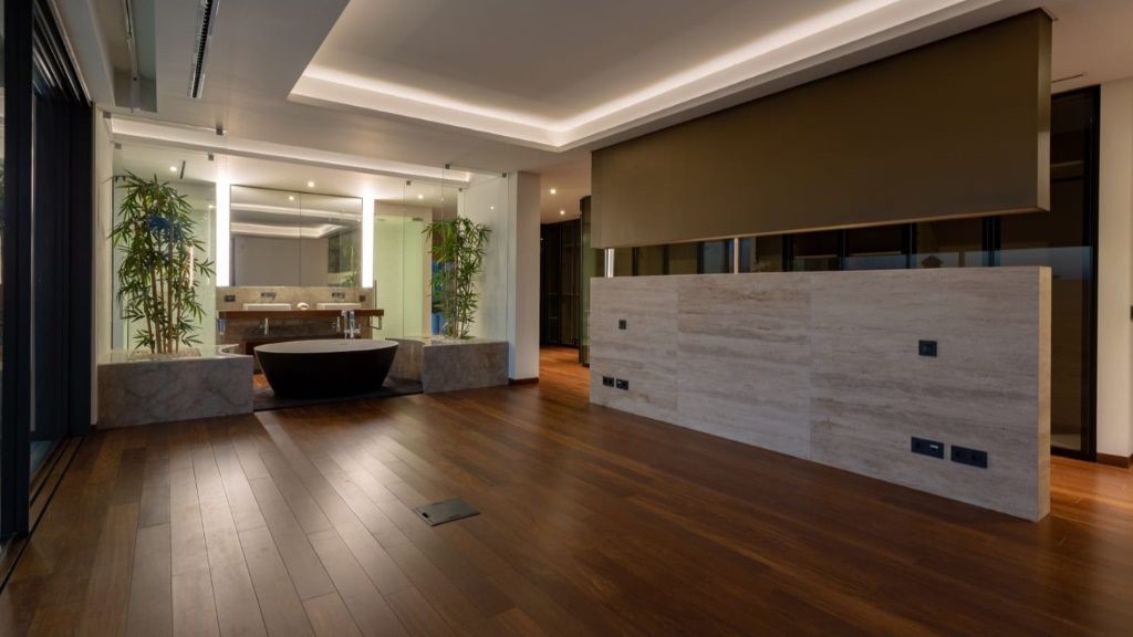 Hauptschlafzimmer mit En-suite-Badezimmer und Whirlpool