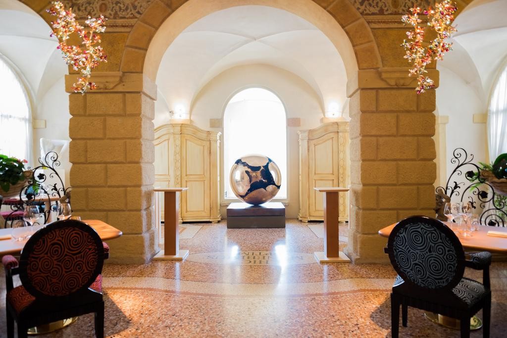 O hotel alberga inúmeras obras de arte