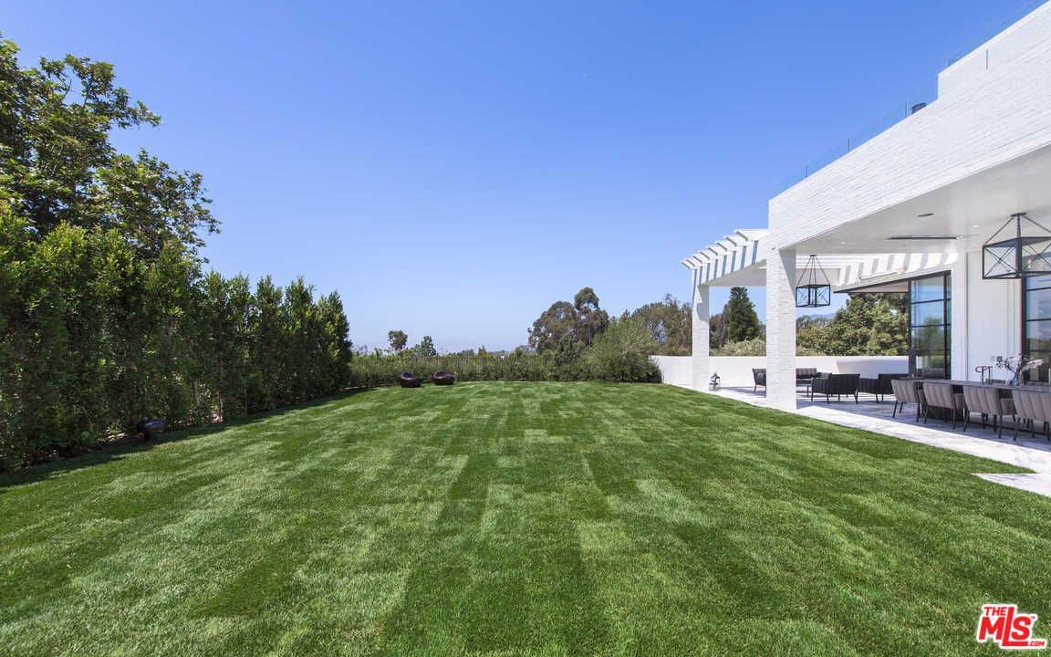 No bairro exclusivo de Brentwood