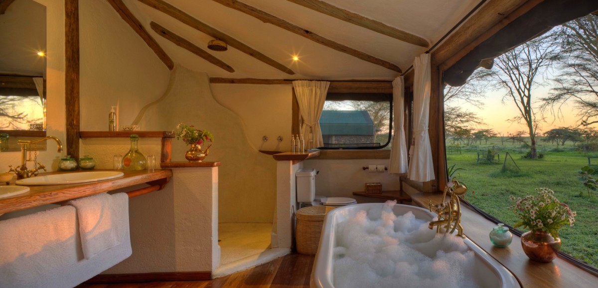 Uma casa de banho com vista