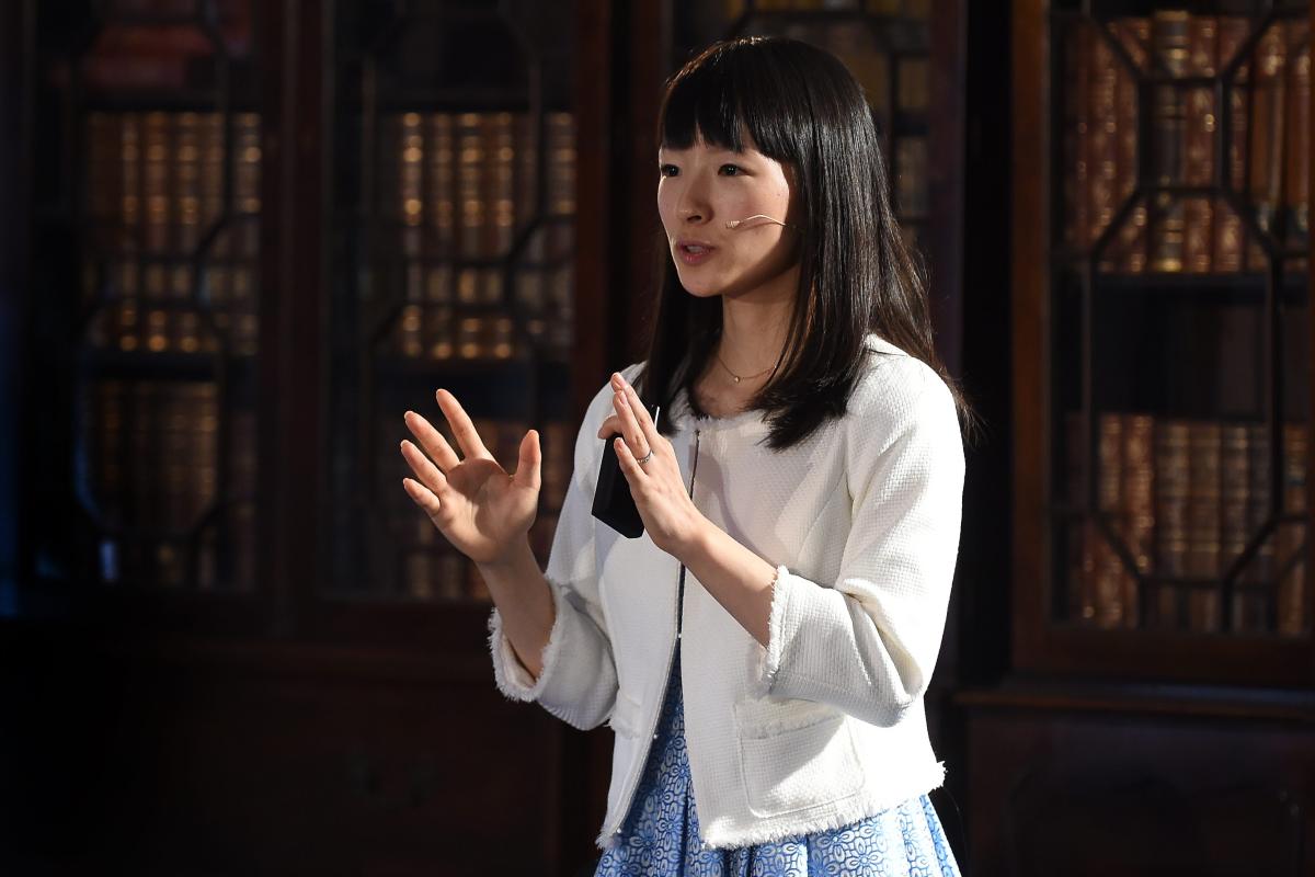 Marie Kondo: guru da casa dá agora dicas de ouro para meter ordem na vida laboral