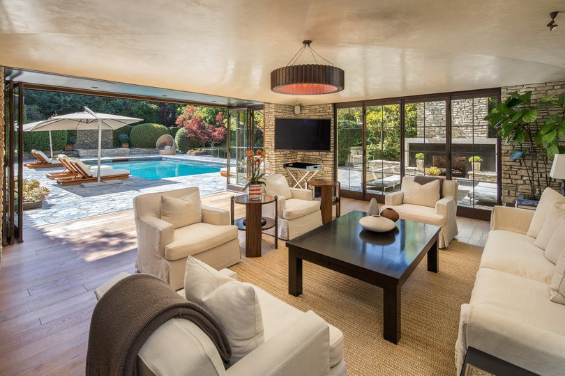 Sala de estar com vista para a piscina