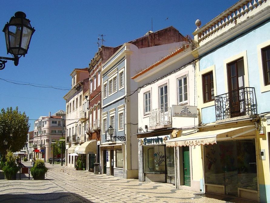 Margem Sul a descolar: dois lotes de terreno para construção nova à venda no Montijo