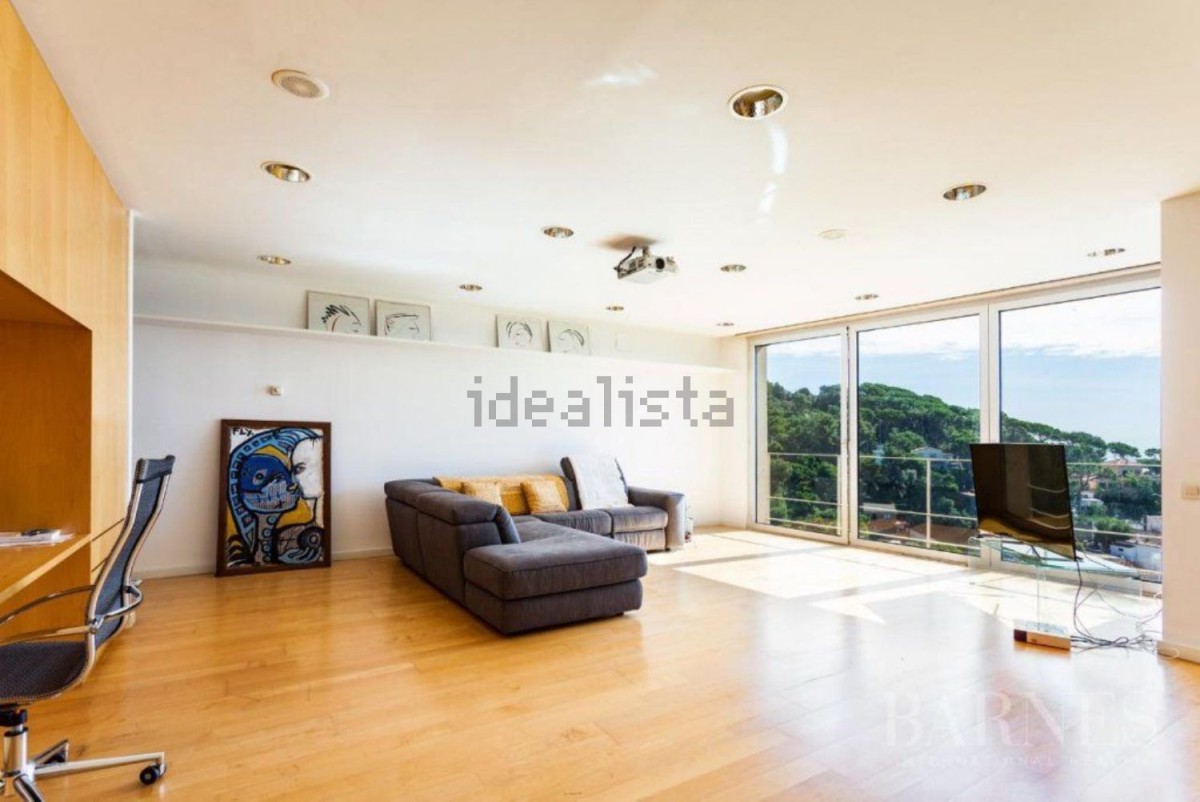 Sala com grandes janelas