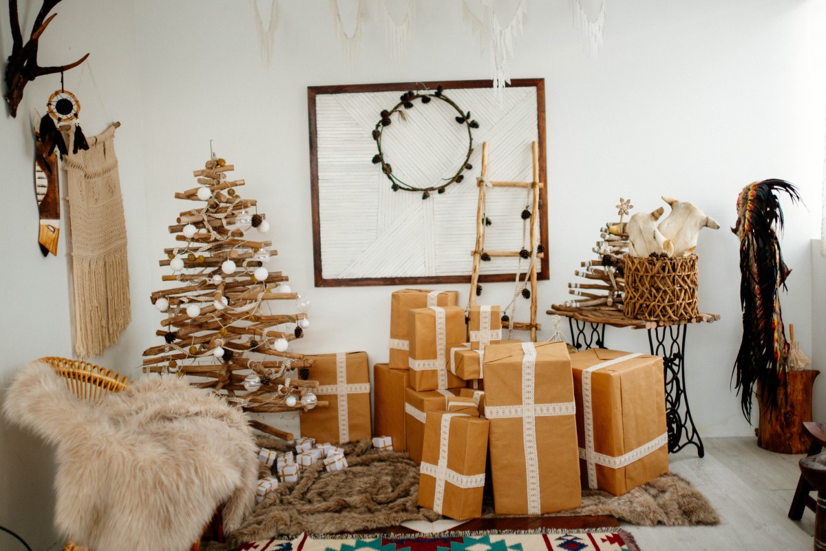 Foto Uma árvore de Natal decorada em uma sala de estar – Imagem de  Decoração grátis no Unsplash