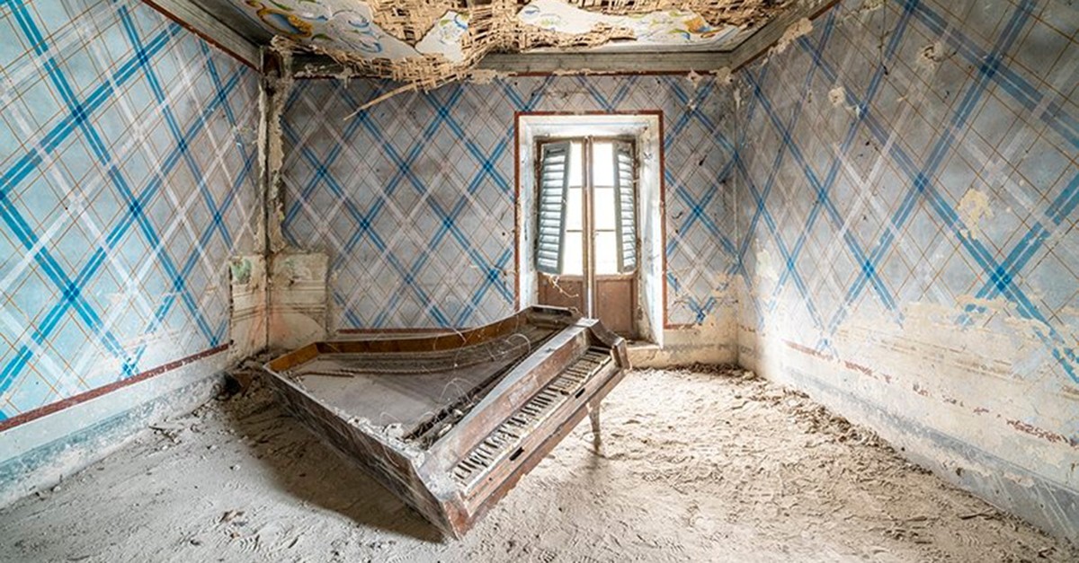 Uma série de fotos focada nos pianos antigos