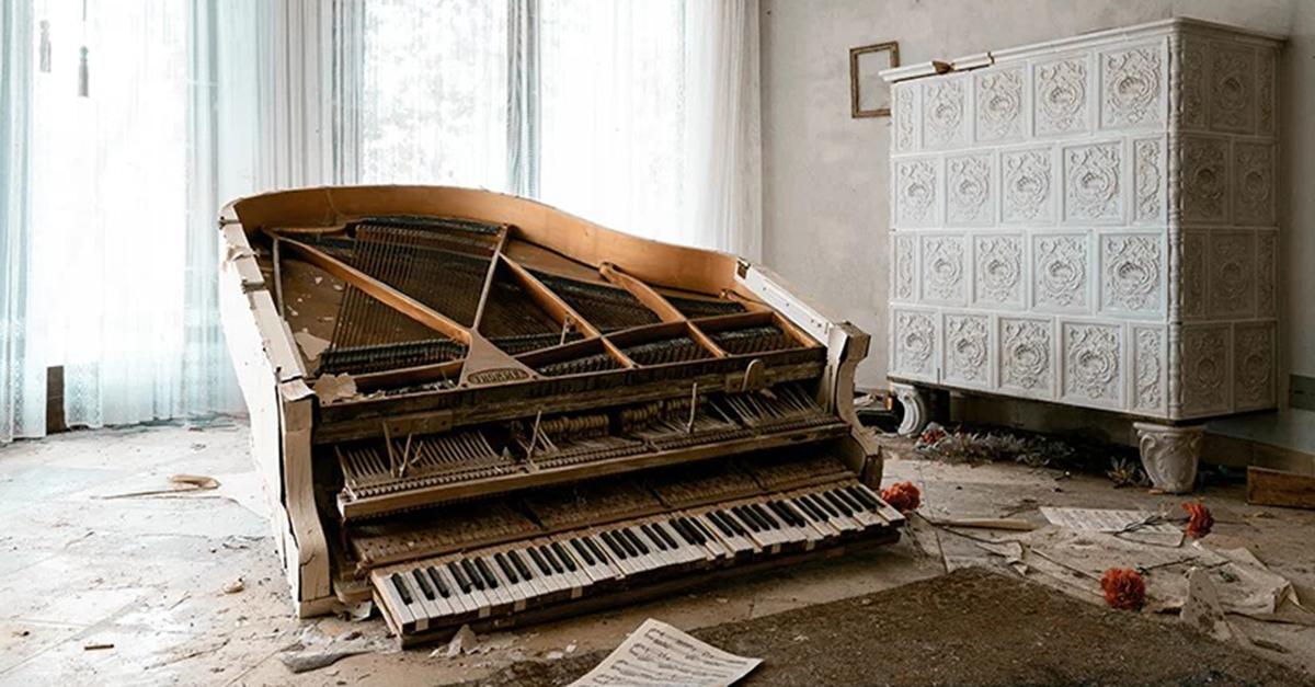 Pianos esquecidos em grandes mansões