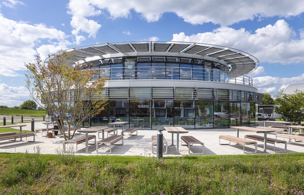 Alberga zonas de entretenimento