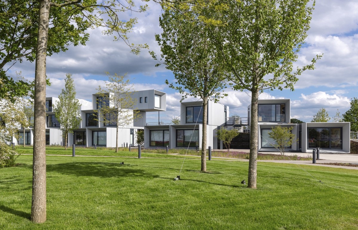 O edifício rodeado de árvores