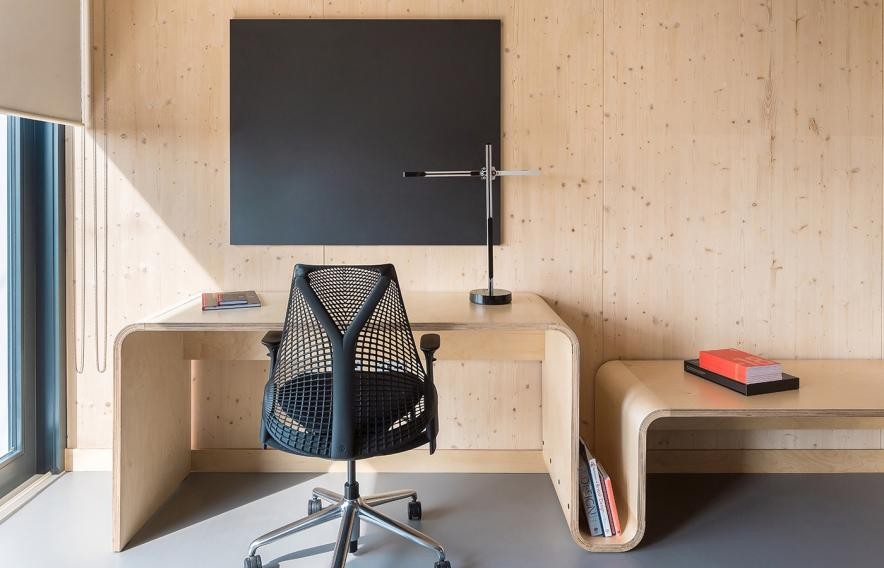 Uma mesa e cadeira para estudar