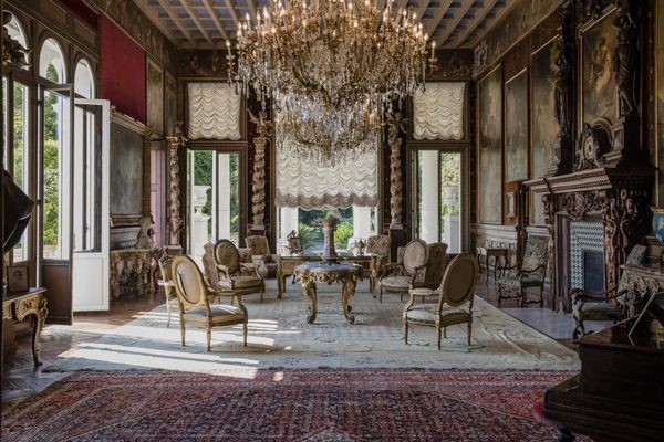Os adornos fazem desta mansão um palácio