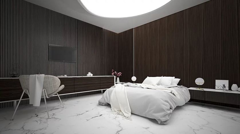 Um quarto elegante e espaçoso
