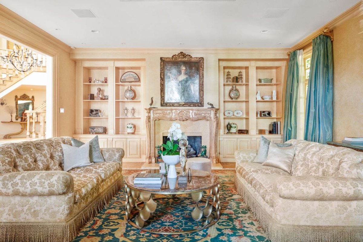 Dois grandes sofás no centro da sala