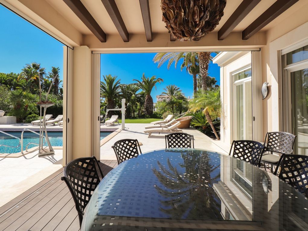 The outdoor dining area which overlooks the pool
