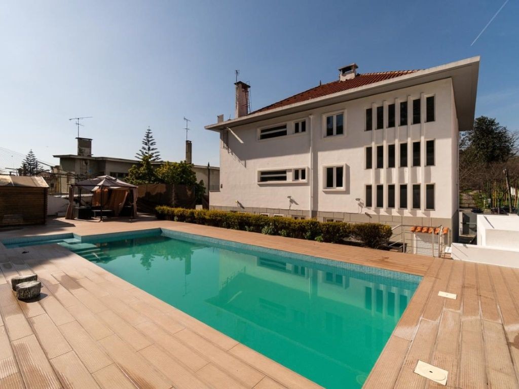 This three storey luxury villa is for sale on idealista