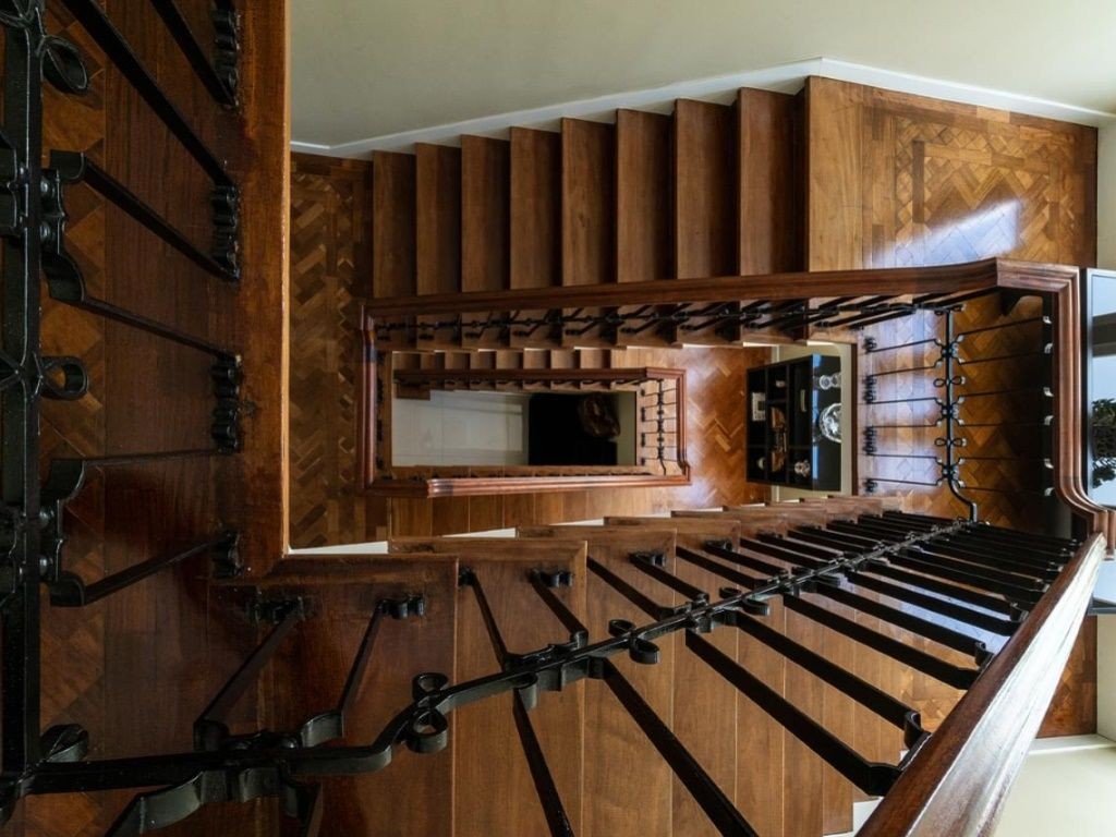 Eine elegante Holztreppe verbindet die drei Etagen miteinander