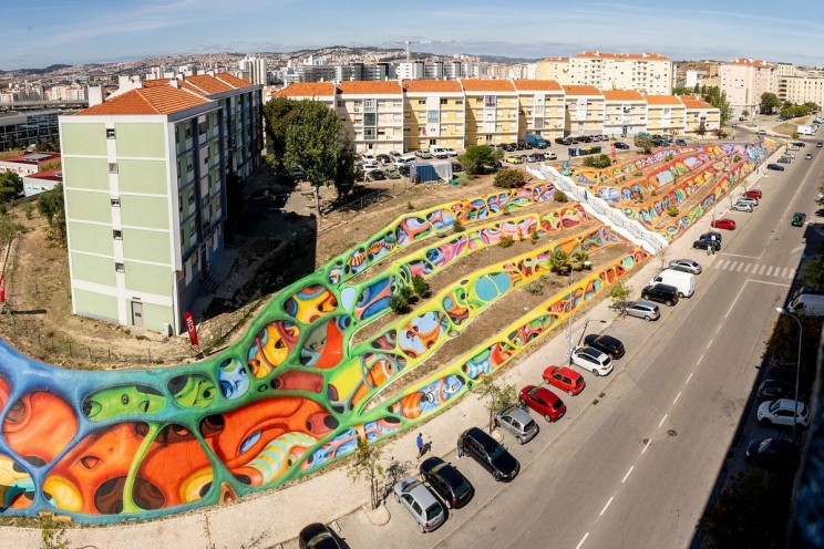 A bird's eye view of this spectacular street art in Lisbon / Cin