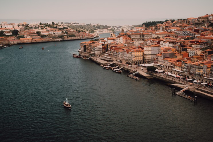 Porto gehört zu den besten Städten Europas für eine Immobilieninvestition 2020 / Aperture Vintage on Unsplash