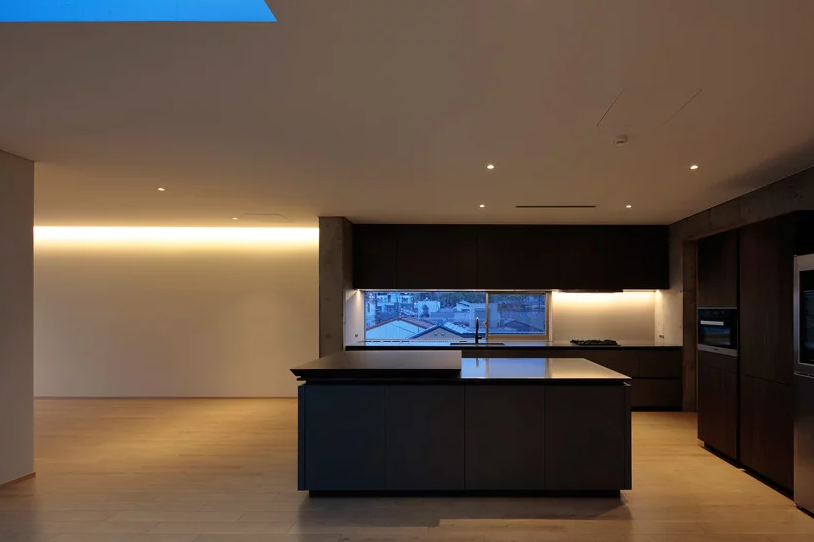 A ilha da cozinha e a clarabóia como protagonistas