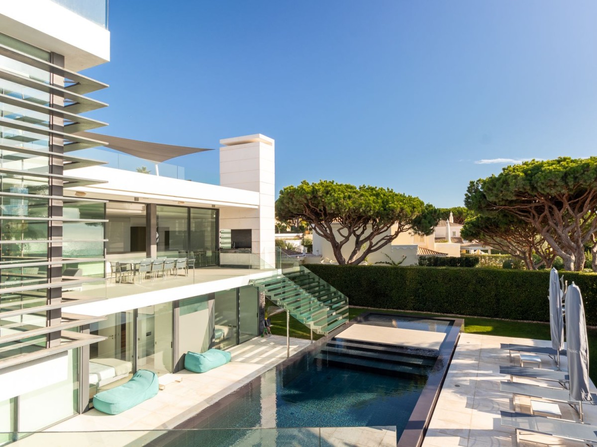 Esta villa de lujo en el complejo de golf Vale do Lobo está a la venta 