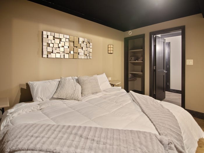 Conta com cinco quartos