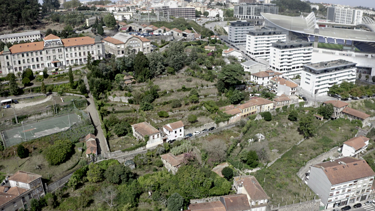 Porto: há dois grandes terrenos nas Antas à venda onde podem ser construídas (também) casas