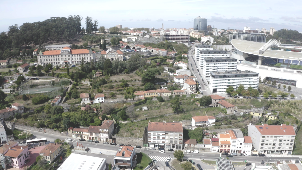 Porto: há dois grandes terrenos nas Antas à venda onde podem ser construídas (também) casas